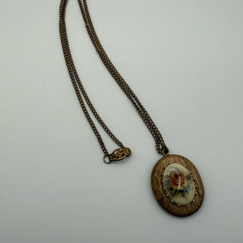 Vintage Floral Cameo-Style Pendant Necklace With Gold Chain