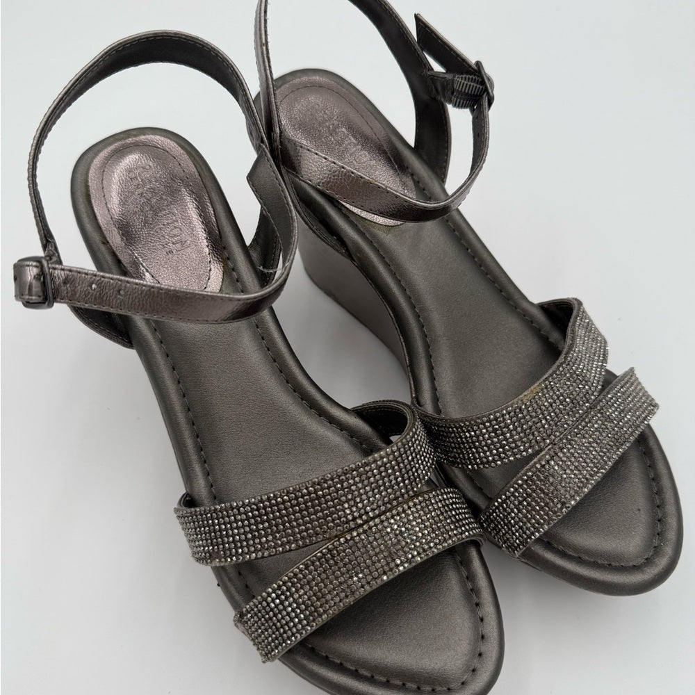 NIB Kenneth Cole Reaction Elegant Pewter Strappy Sandals With Sparkles Sz 9.5