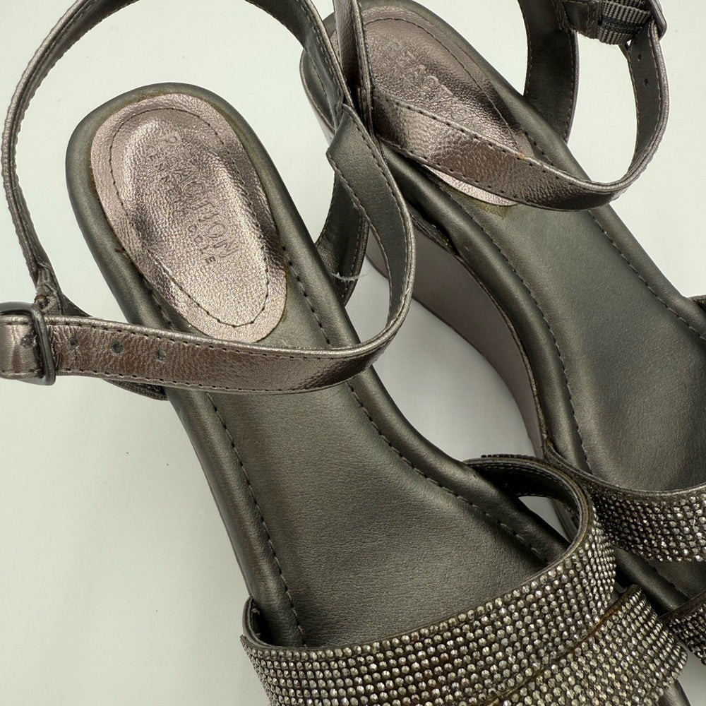 NIB Kenneth Cole Reaction Elegant Pewter Strappy Sandals With Sparkles Sz 9.5