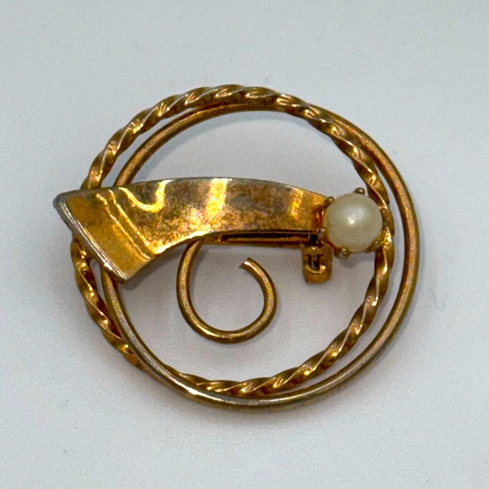 Vintage Elegant Gold-Tone Brooch With Faux Pearl Accent