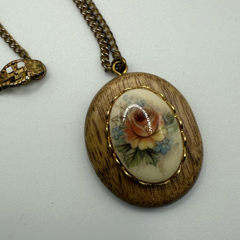 Vintage Floral Cameo-Style Pendant Necklace With Gold Chain