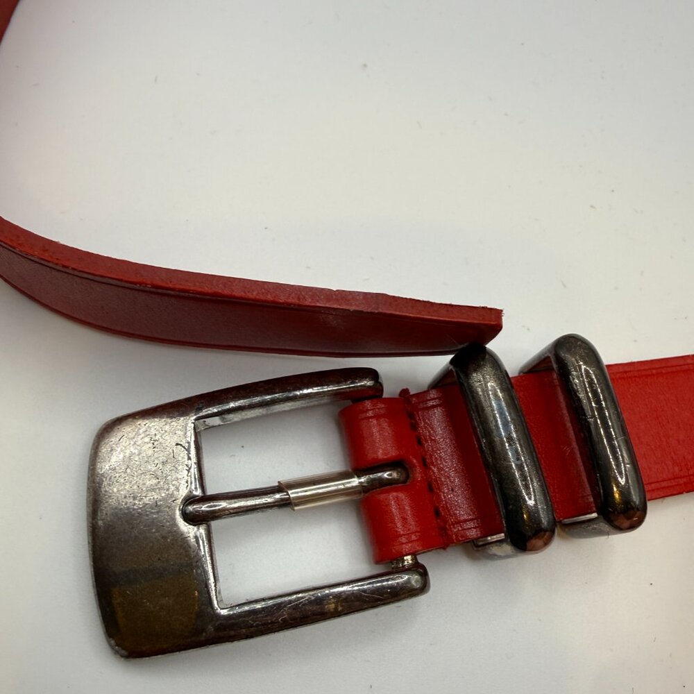 Vintage Women’s Liz Clairborne Genuine Leather Style #2509 M belt w/ metal buckl